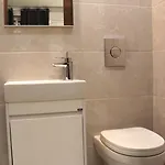 Sc6 - Modern & Spacious 2 Bed Apartment *